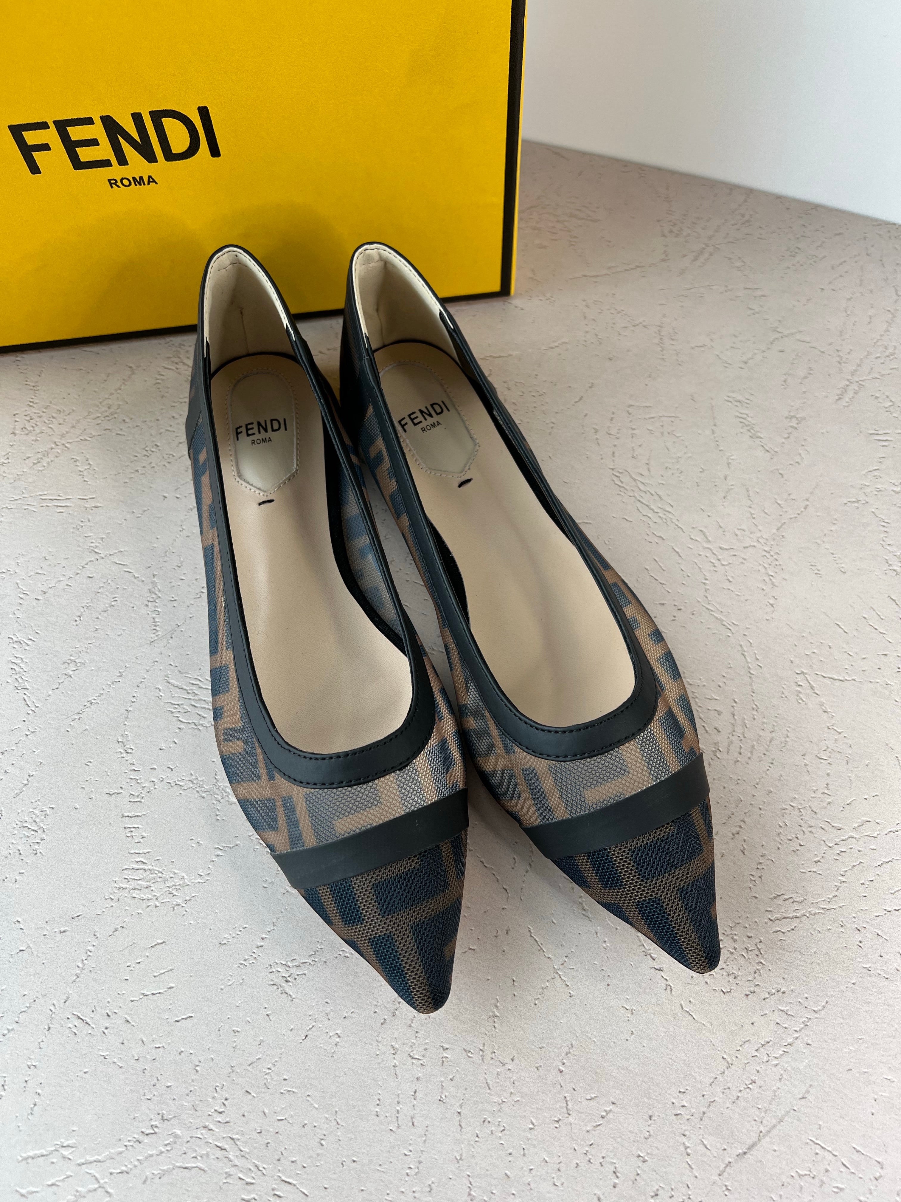 TOP FENDI FENDI Colibri Mesh Pointy Toes Flat Sandals