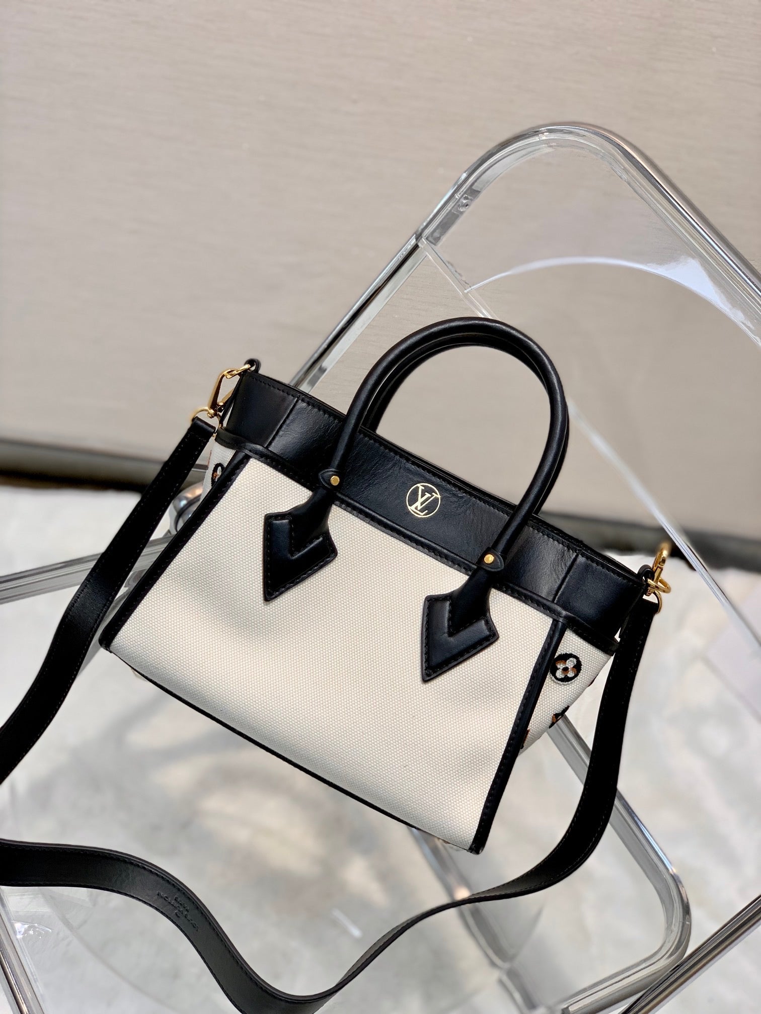 TOP Louis Vuitton LV  On My Side PM Textile Canvas Tote Bag 24.5 x 14 x 30.5 cm- Black