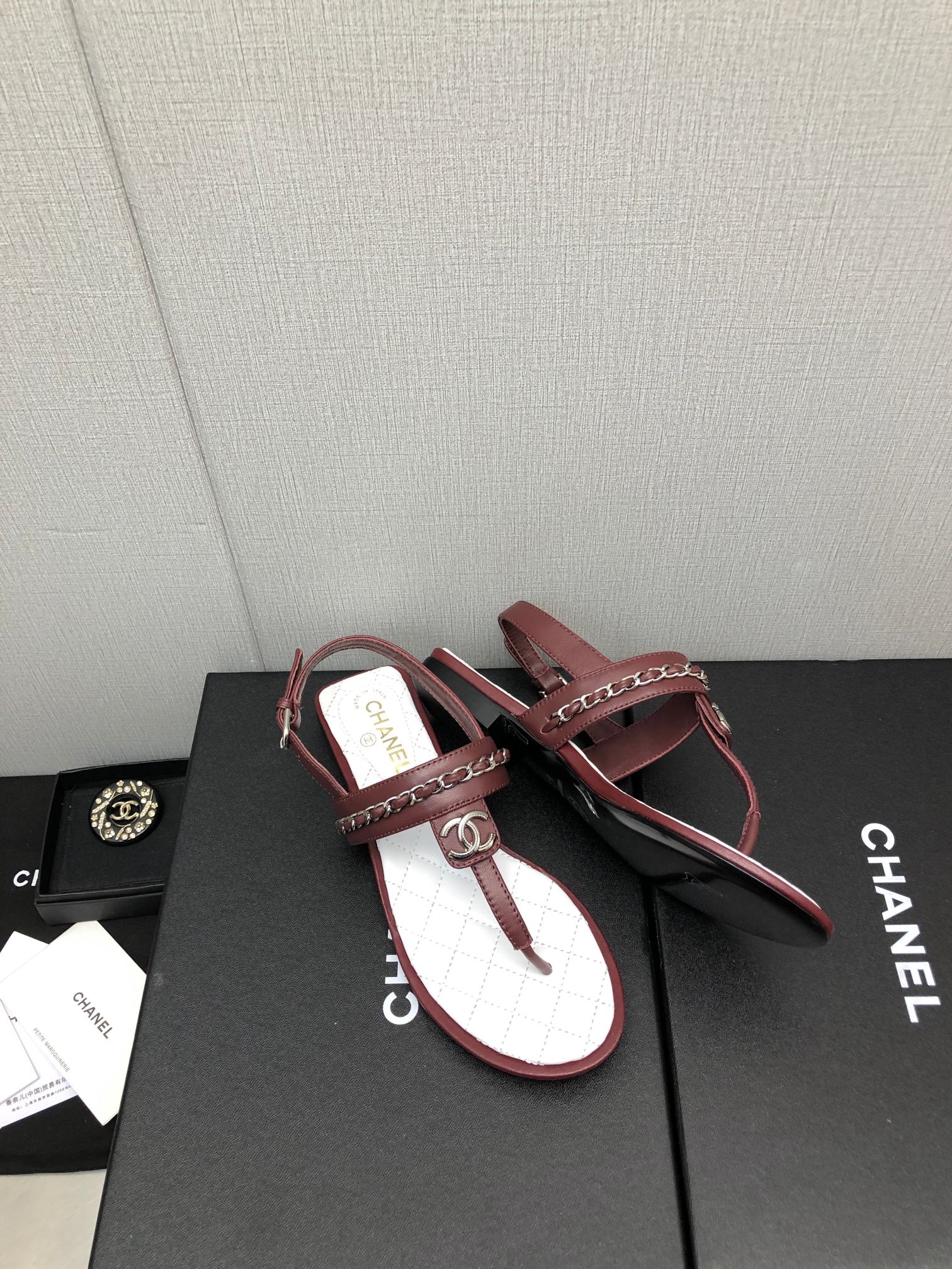 TOP CHANEL Flip Sandals with Chain - 3 Color