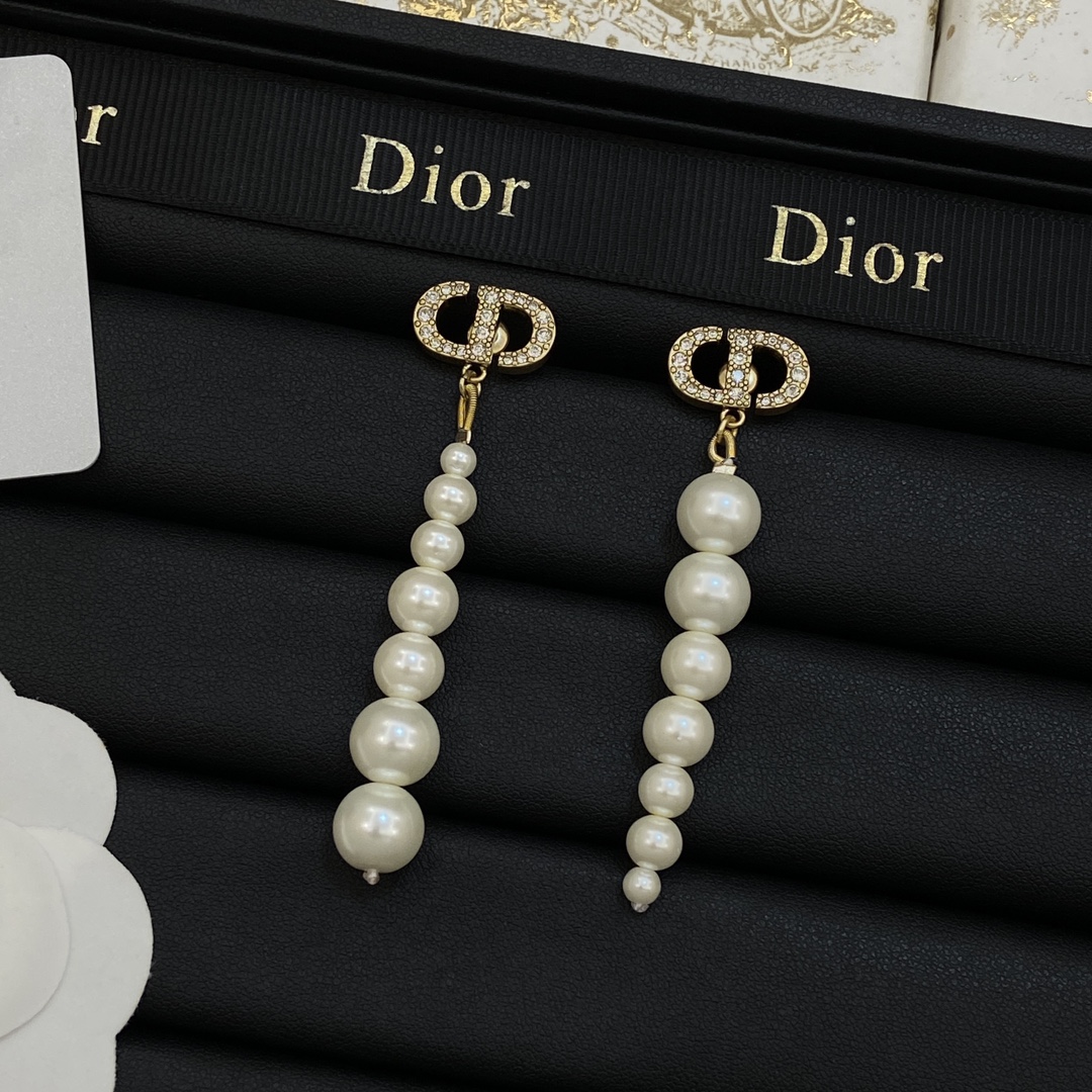 TOP Christian Dior Pearl Earring - White