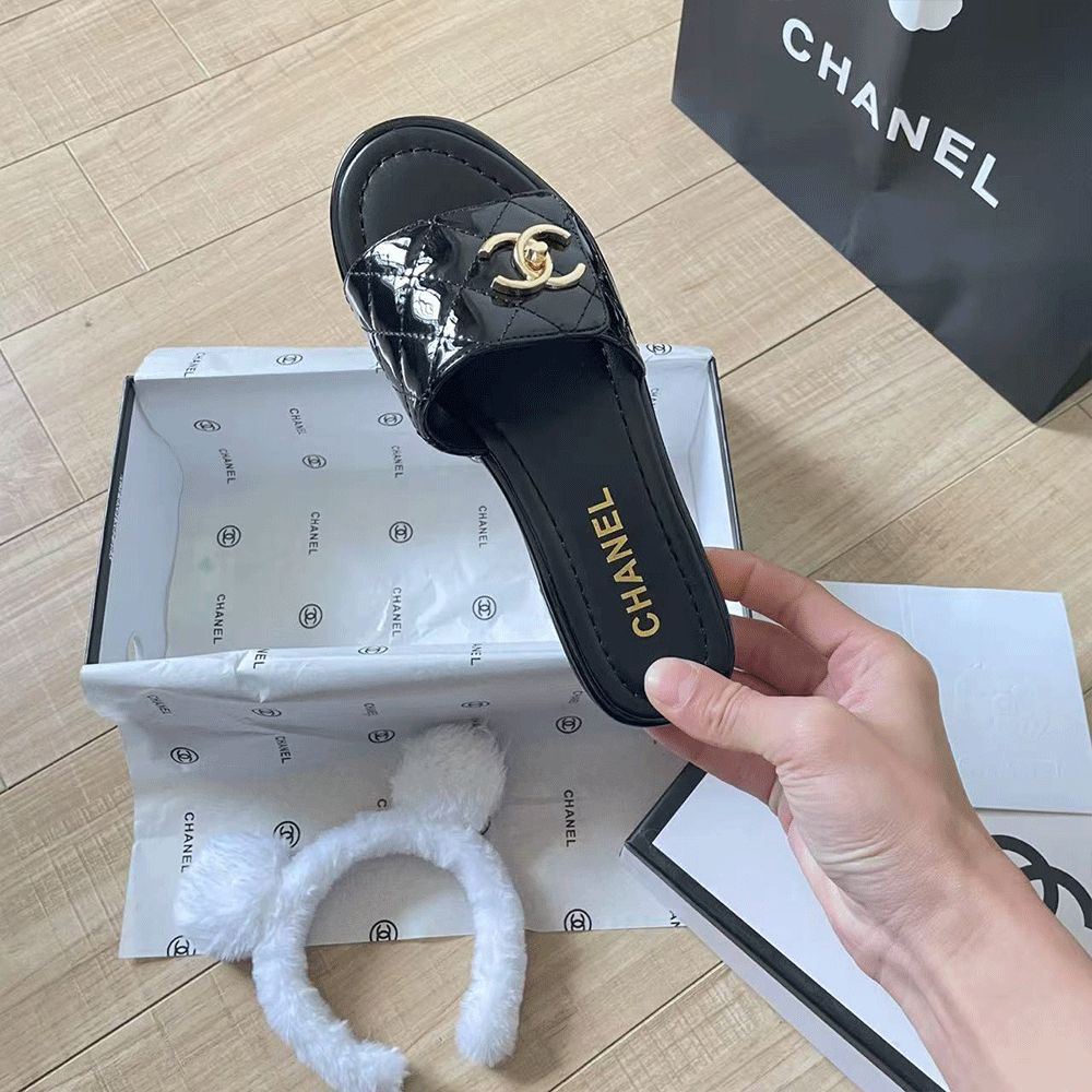 Chanel Patent leather quilted CC sandals （Replica）