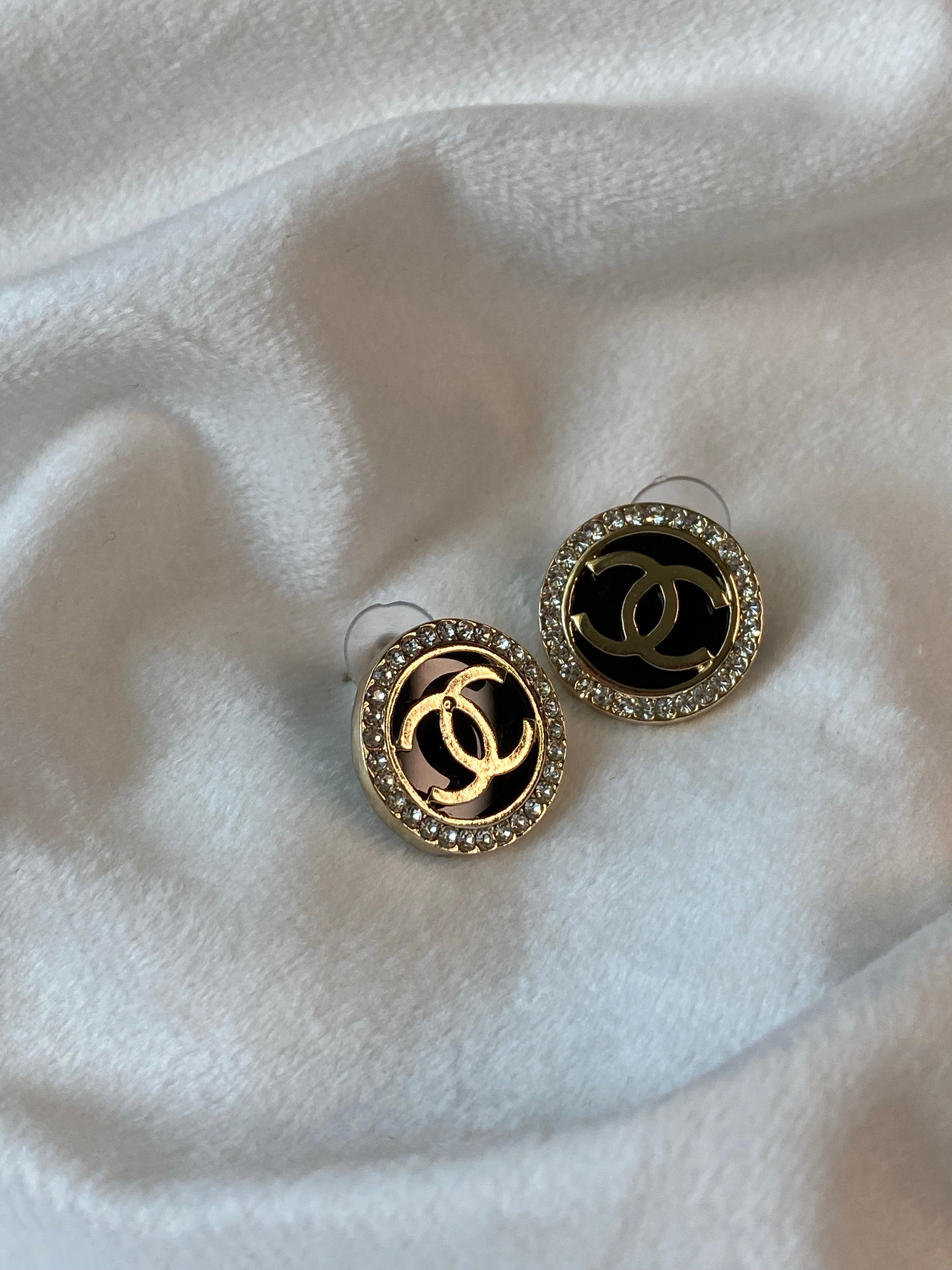 TOP CHANEL Round Stones Black Earrings