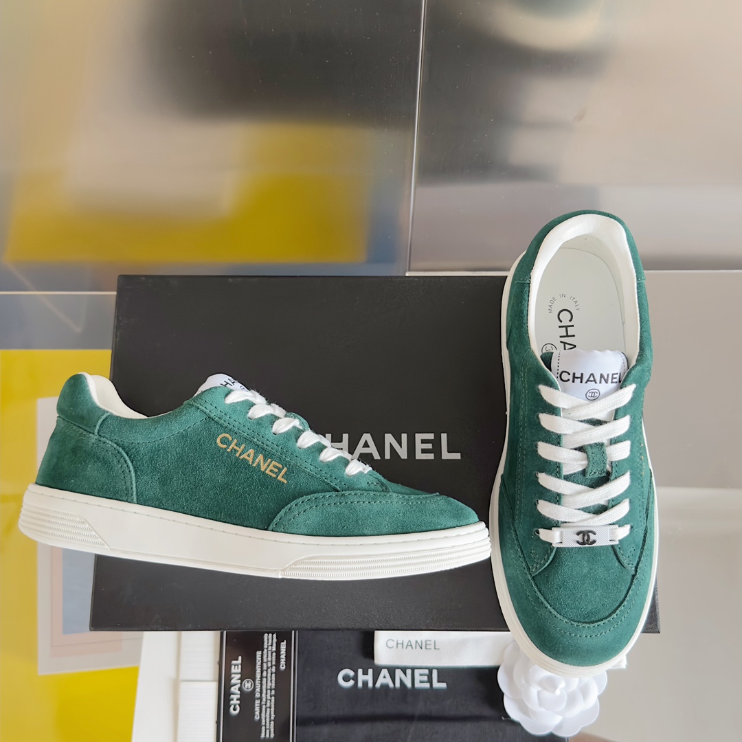 TOP CHANEL 23A Sneaker - Panda Color - Green