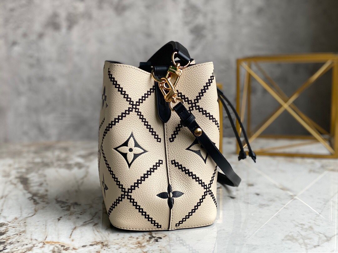 TOP Louis Vuitton LV  NoeBB Bucket Bag 24x22x15cm - Cream and Black