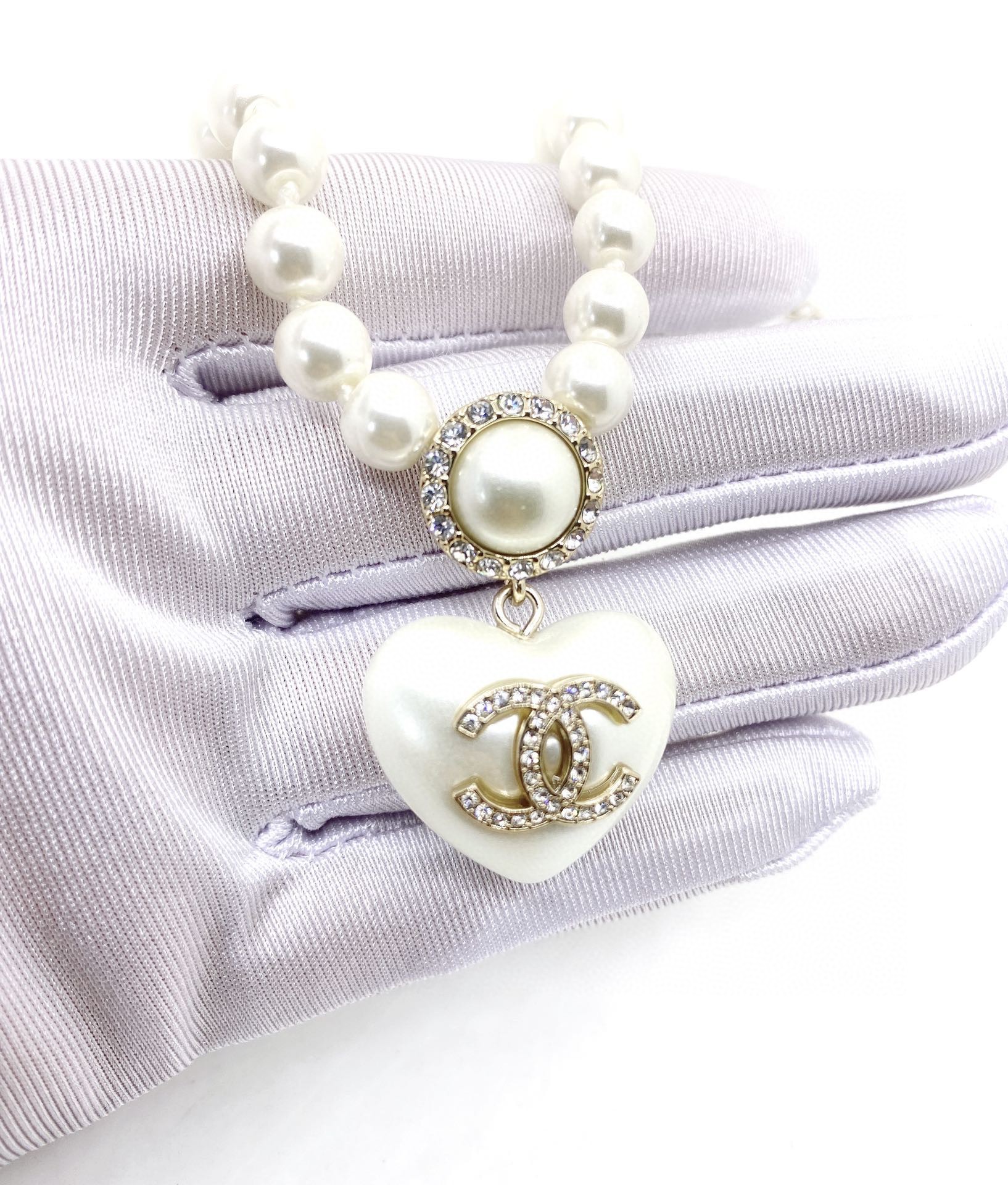 TOP CHANEL Diamond Logo Heart Pendant Pearl Necklace