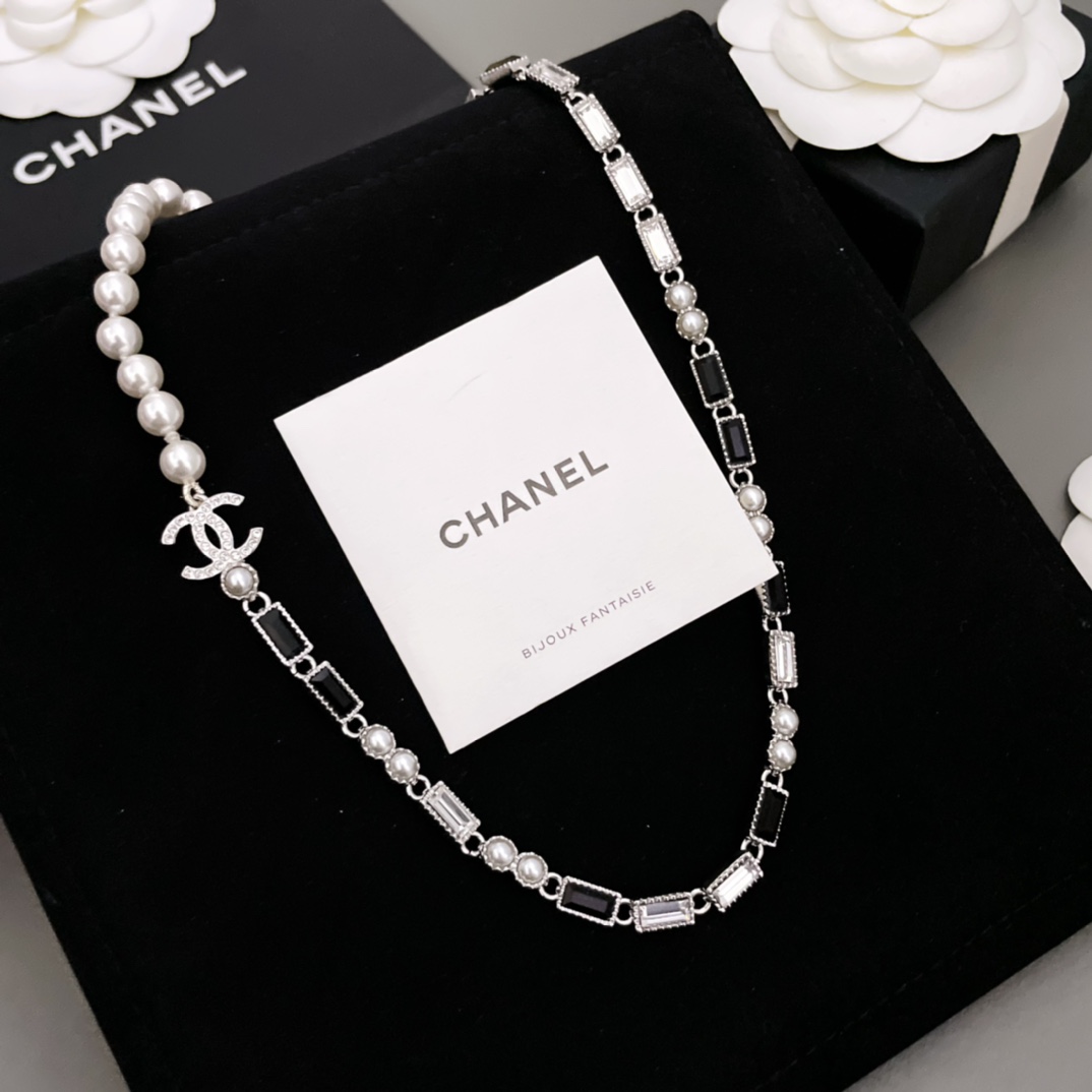 TOP CHANEL Black and White Long Diamond and Pearl Necklace