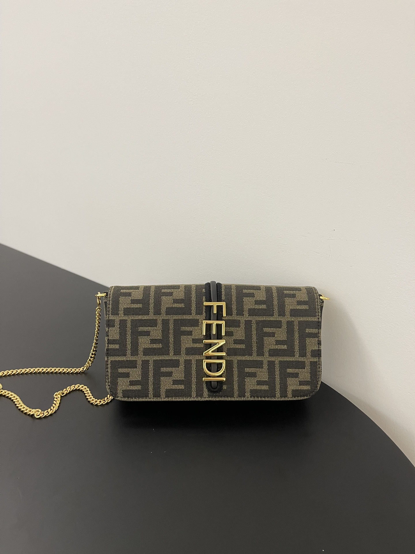 TOP FENDI Graphy Chain Bag 22x5x11cm - Monogram
