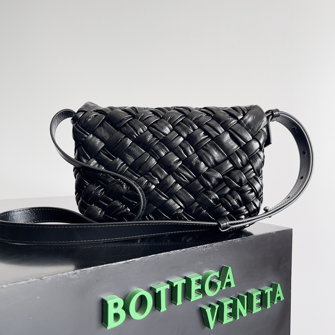 TOP Bottega Veneta BV Rumple Messenger Bag 21x14x5cm - Black
