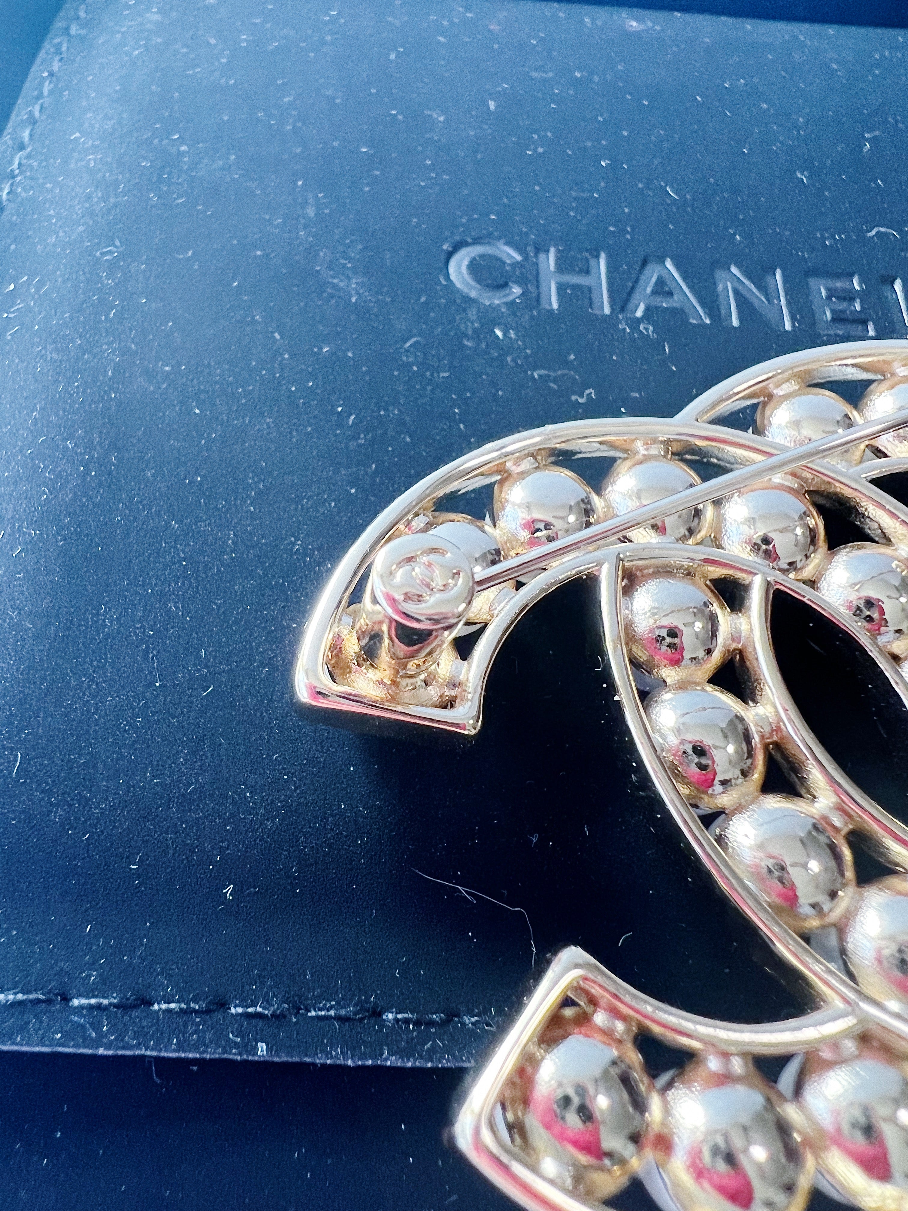 TOP CHANEL Gold Pearl Brooch