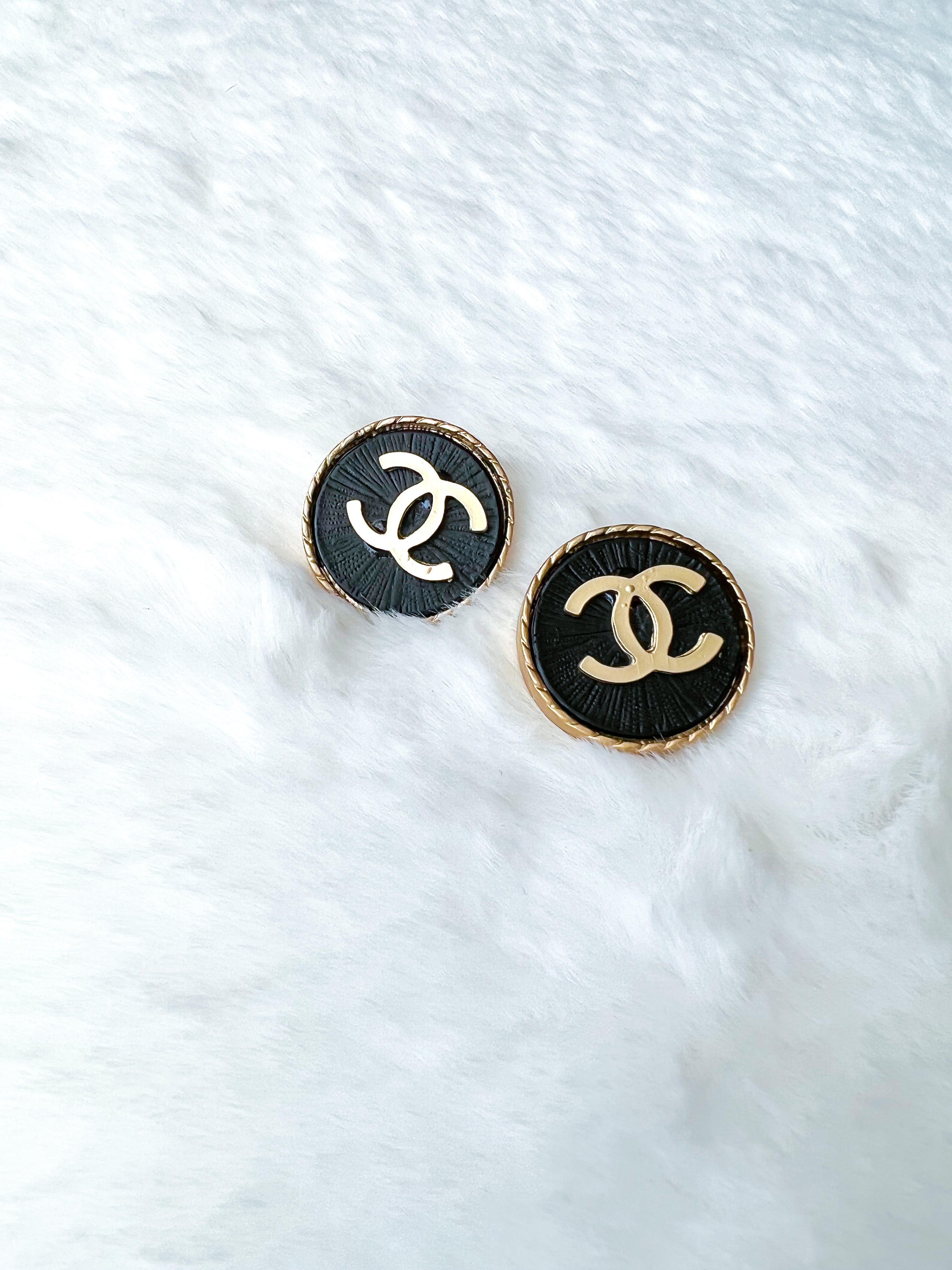 TOP CHANEL Rounded Black and Gold Stid Earrings