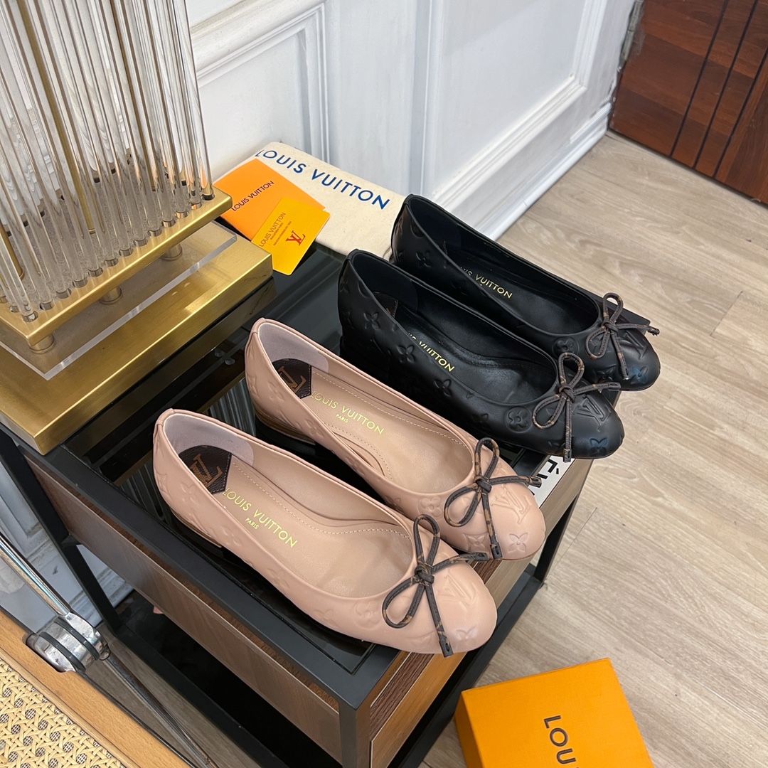 TOP Louis Vuitton LV Bow Embossed Logo Round Toe Flat Shoes - 2 Color