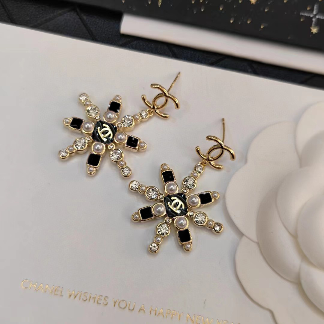 TOP CHANEL Sunflower Pearl Letters Earrings