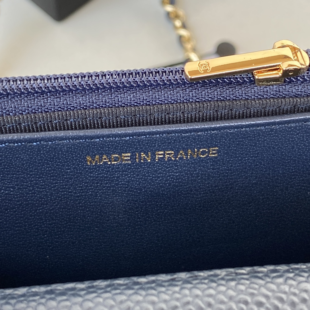 TOP CHANEL WOC Bag Lychee Leather small logo 19 cm - Dark Blue & GHW