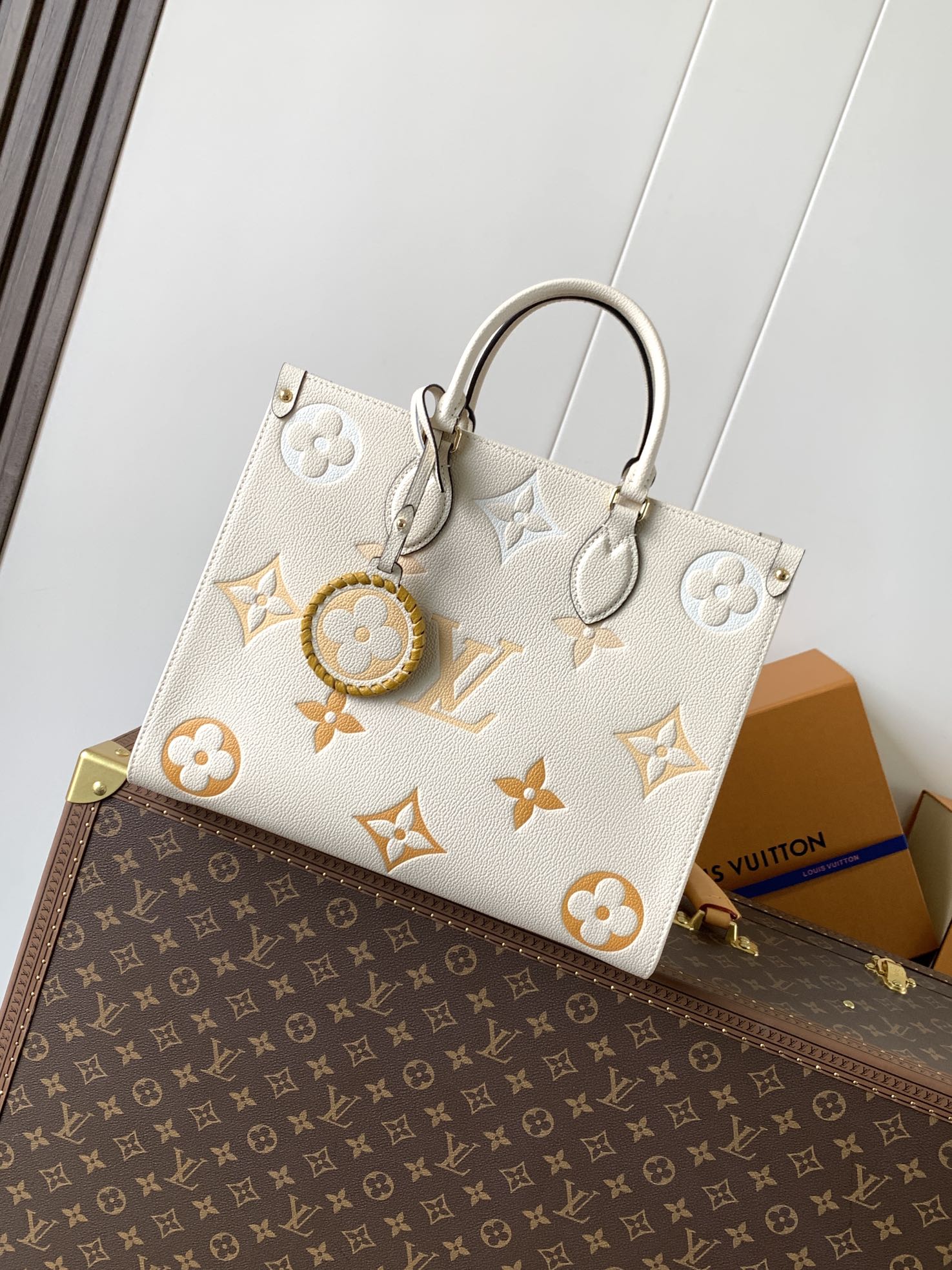 TOP Louis Vuitton LV  On The Go Handbag 34.0 x 26.0 x 13.0cm - Beige