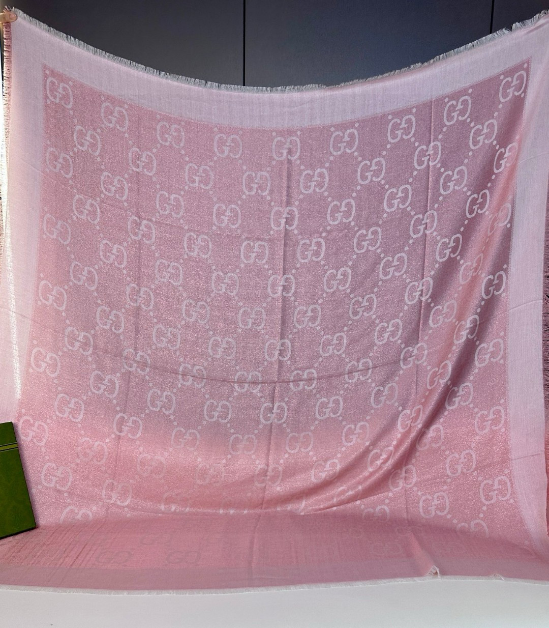 TOP GUCCI Gold-threaded Jacquard Shawl Scarf 140 x 140 cm - 2 Colors