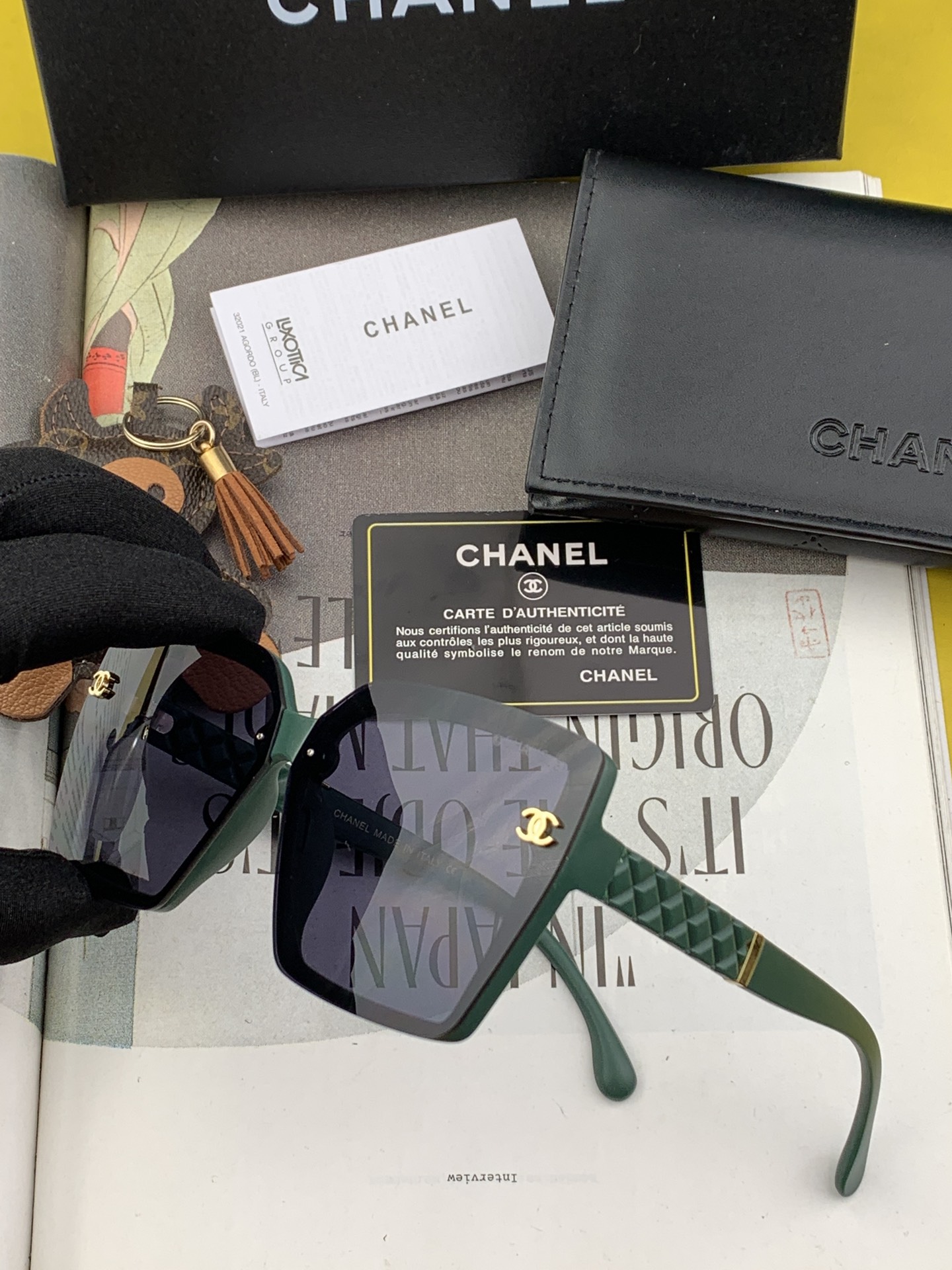 TOP CHANEL Large Frame Sunglasses - Two Colors