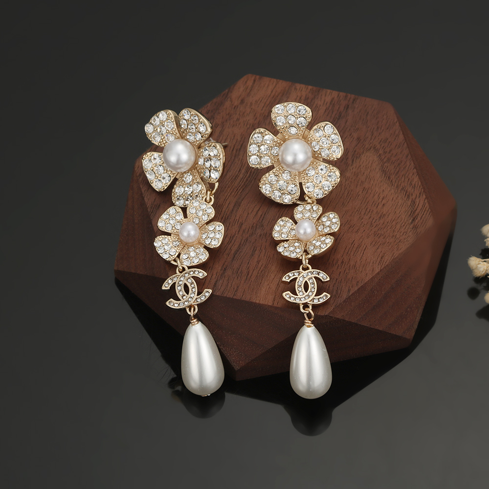 TOP CHANEL Flower Earrings