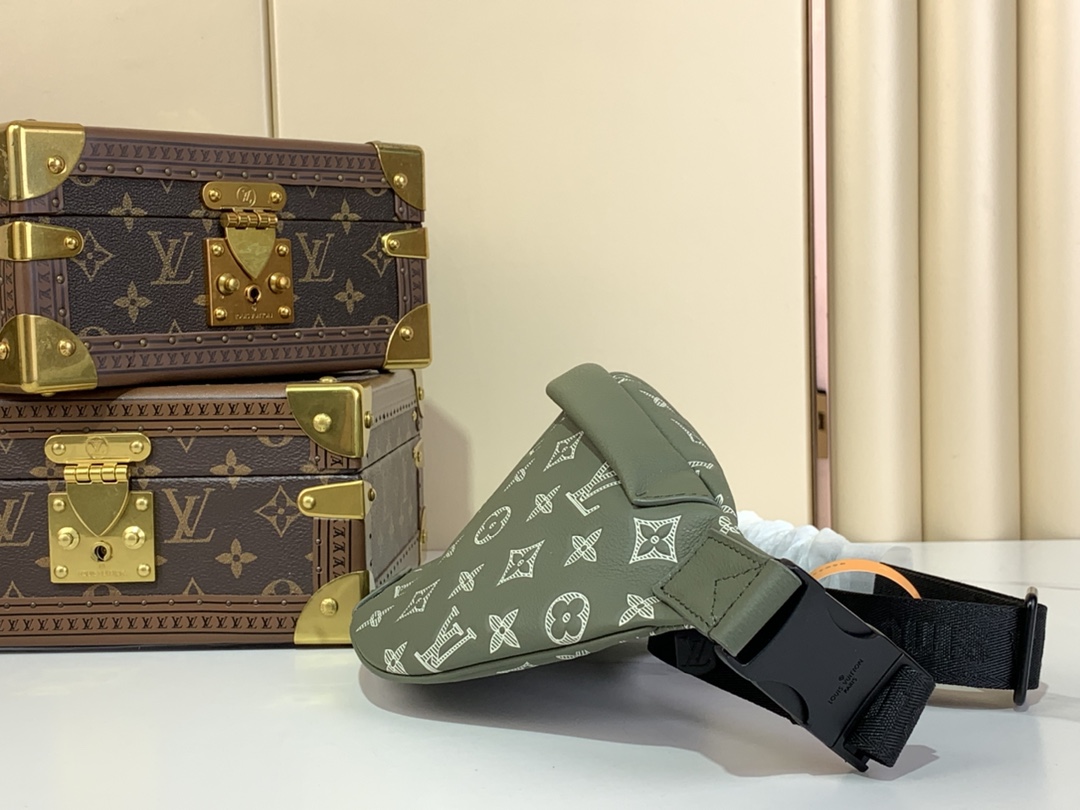 TOP Louis Vuitton LV Discovery Monogram Eclipse Bumbag 15 x 9 x 44 cm- Green