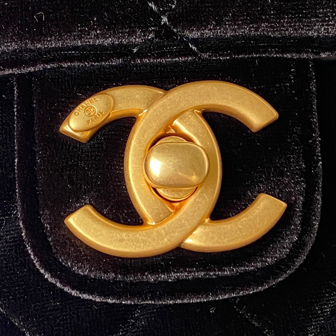 TOP CHANEL 𝟮𝟮 New Style Velvet  Bag 20.5*17*6.5cm - Black