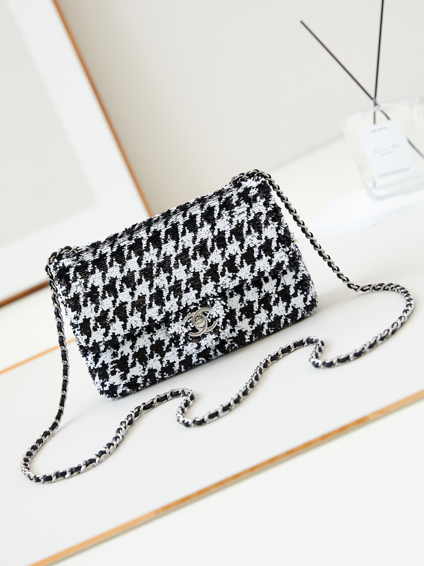 TOP CHANEL Flap Bag with Houndstooth Beads 13x21x8cm