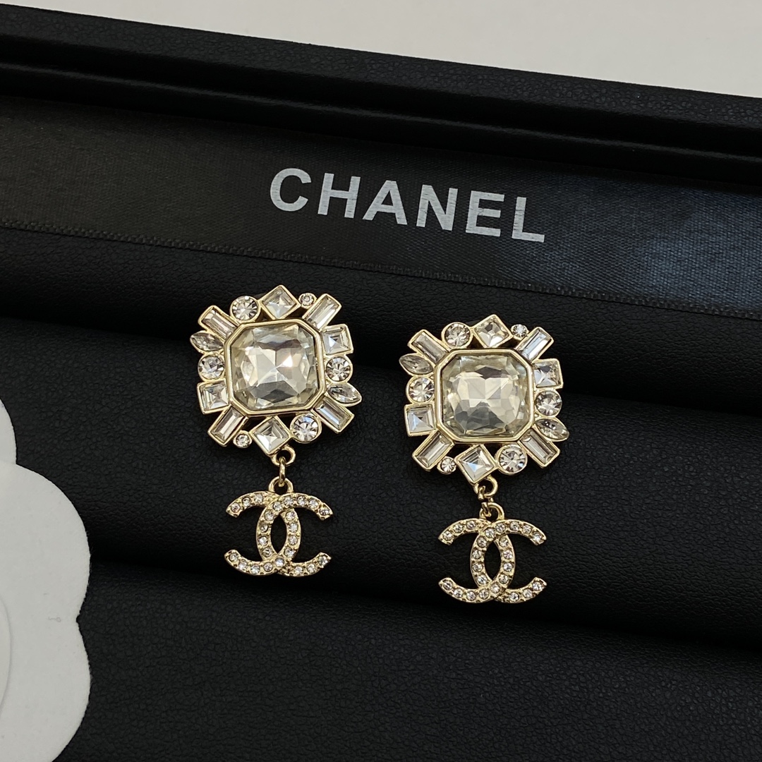 TOP CHANEL CC Heart Earrings