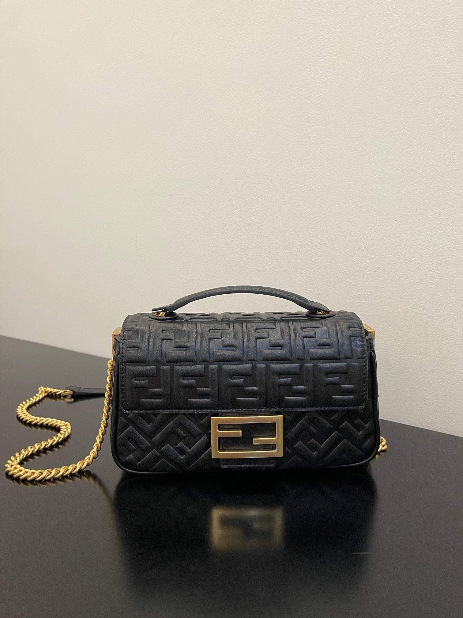 TOP FENDI FENDI Baguette Chain Bag - Black