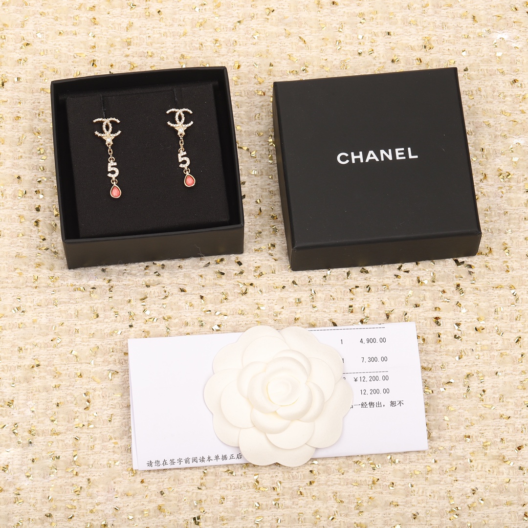 TOP CHANEL Star Pendant Earrings