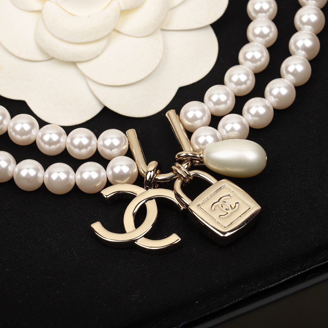 TOP CHANEL Diamond Logo Lock shape Pearl Necklace