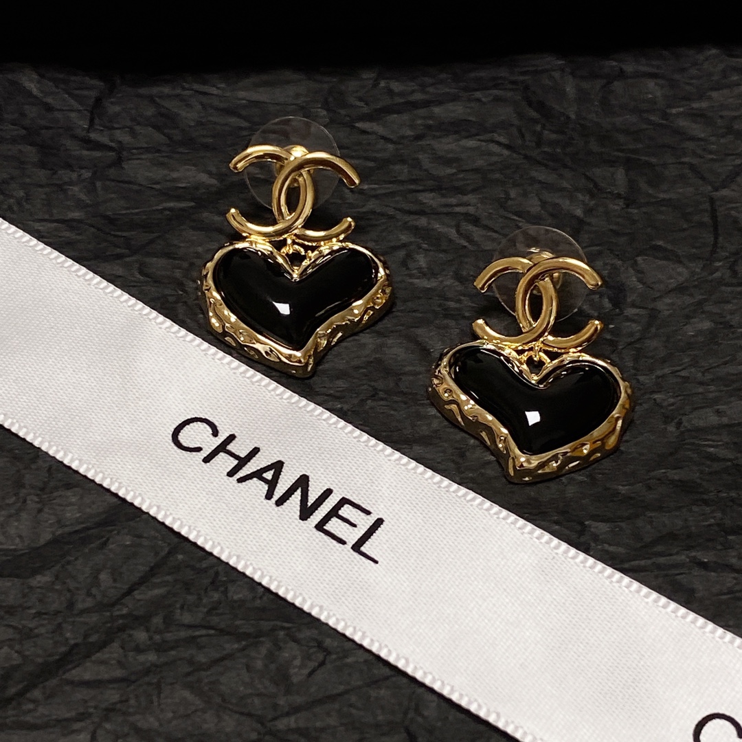 TOP CHANEL Classic Heart Stud Earrings - Black