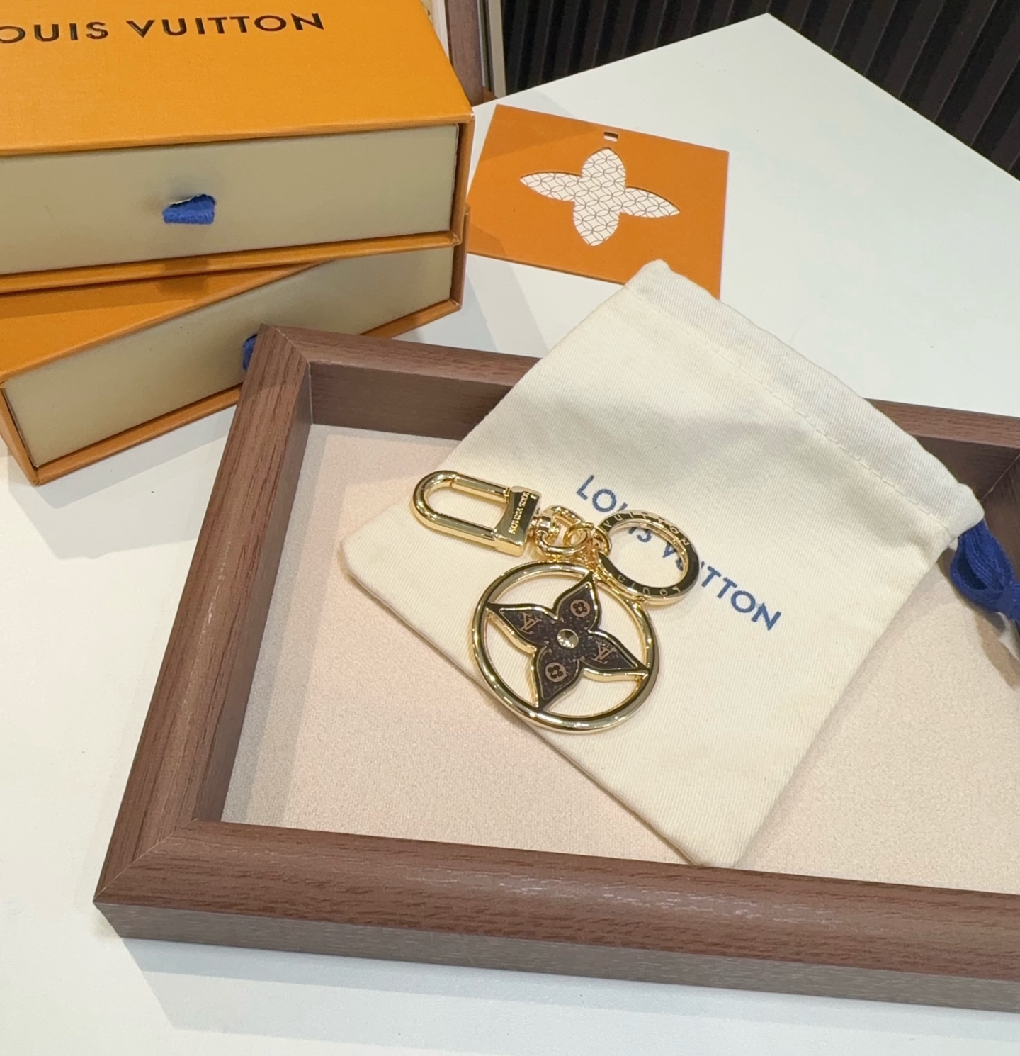 TOP Louis Vuitton LV Puzzle Flower Monogram Key Chain  - Gold