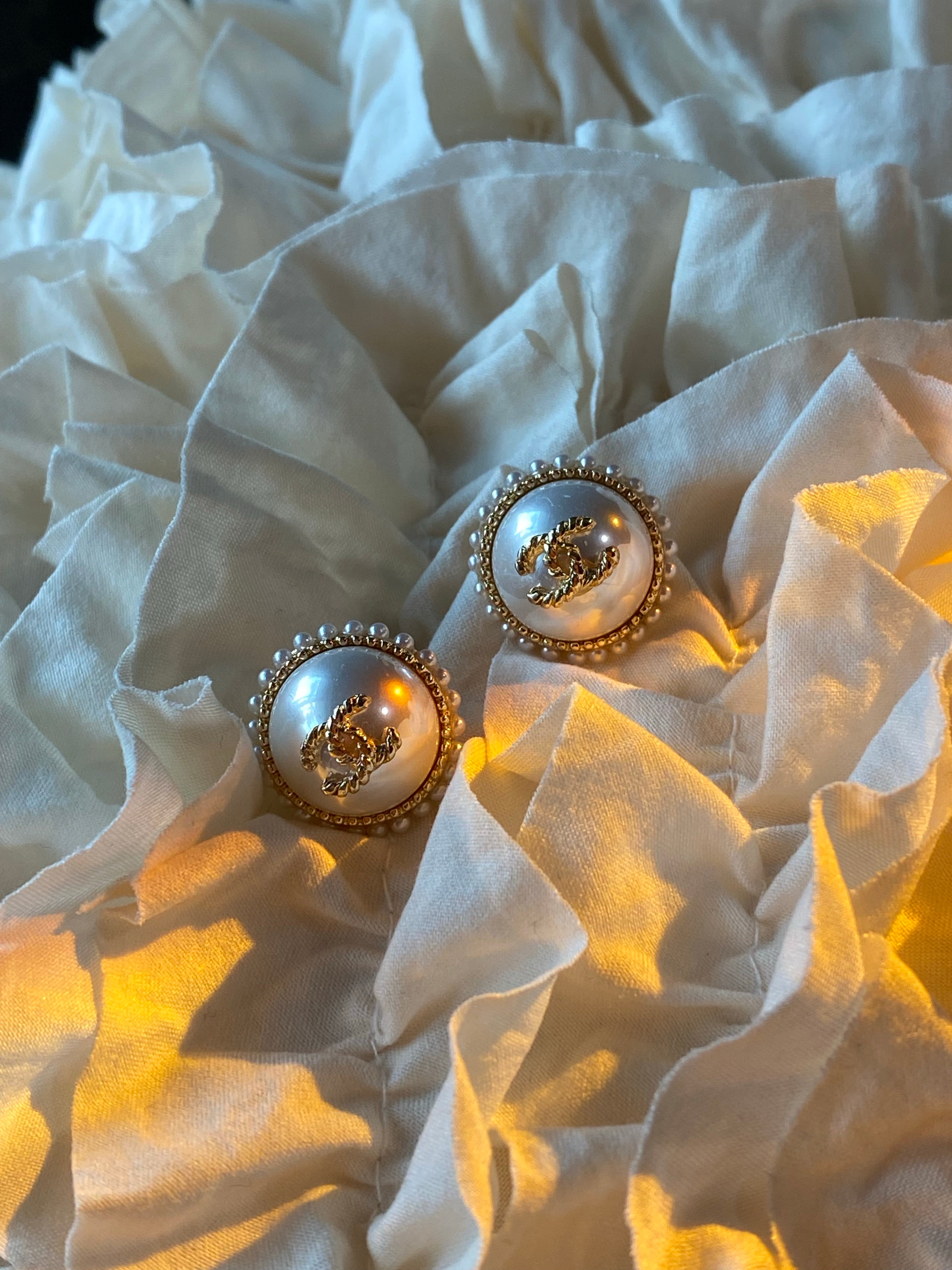 TOP CHANEL Stud Pearl Earrings