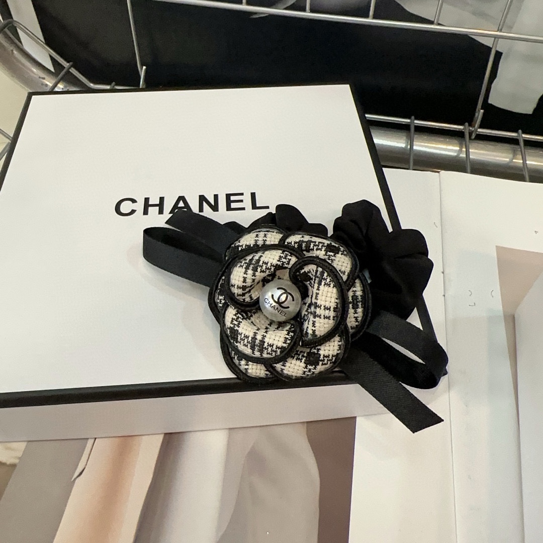 TOP CHANEL Camellia Flower Hair Loop - Black
