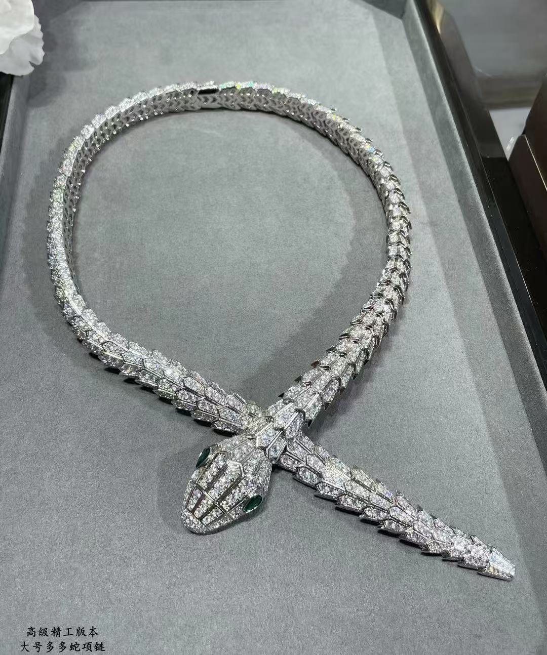 TOP BVLGARI Diamond and Emerald Eyes Serpenti Necklace+Bracelet Set-Sliver