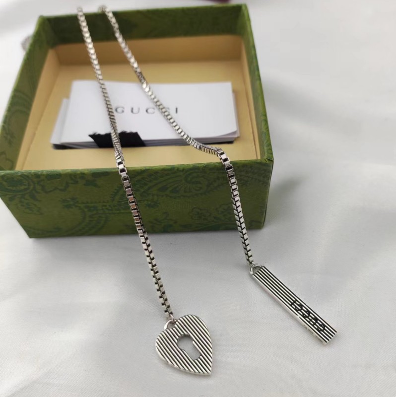TOP GUCCI Heart Shape Necklace - Silver