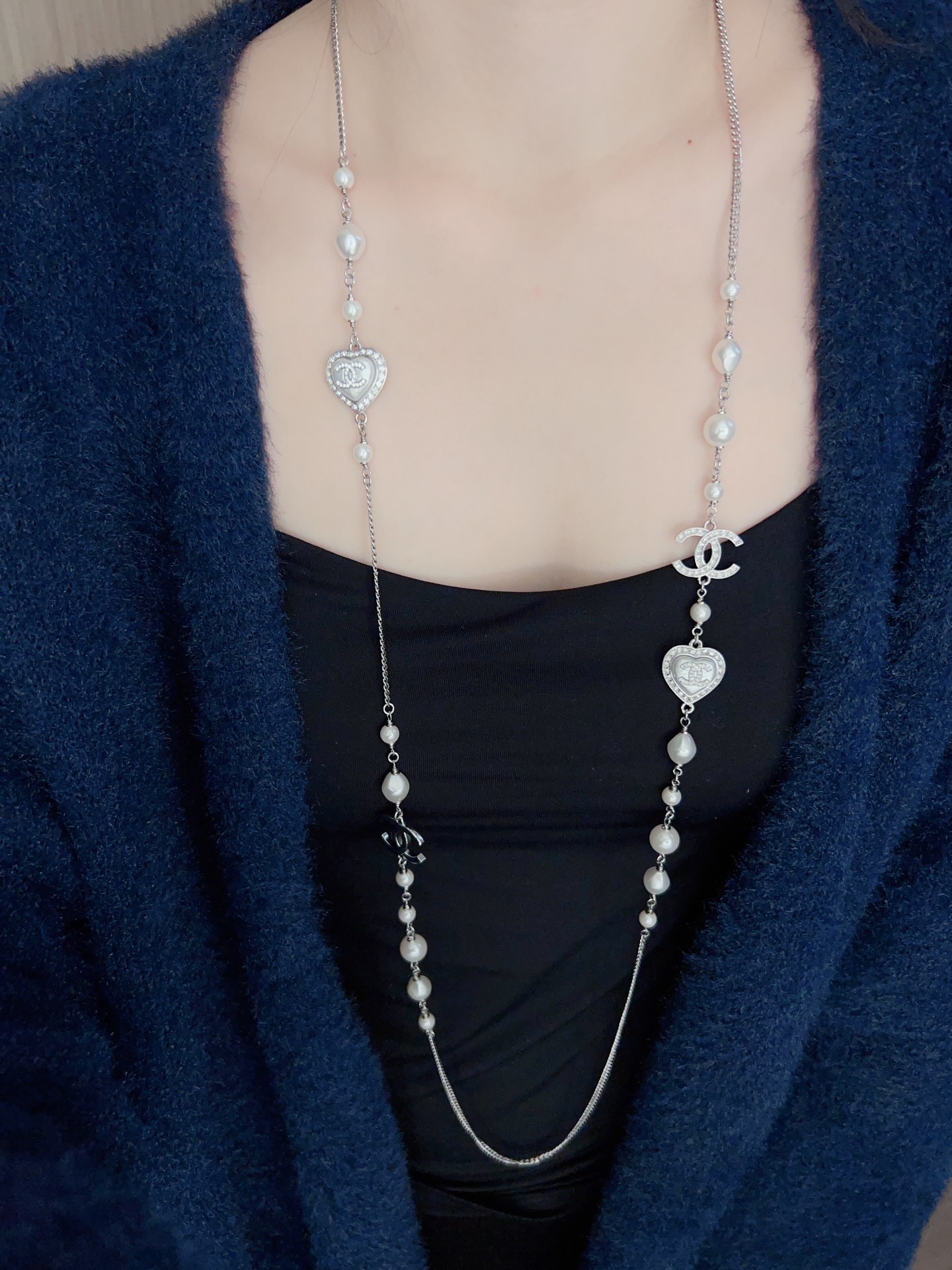 TOP CHANEL Heart Pearl Sweater Chain