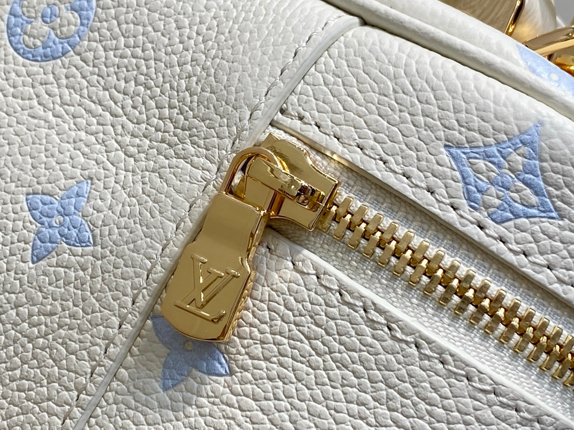 TOP Louis Vuitton LV Vanity Chain Pouch 11.5 x 6.5 x 19 cm - White