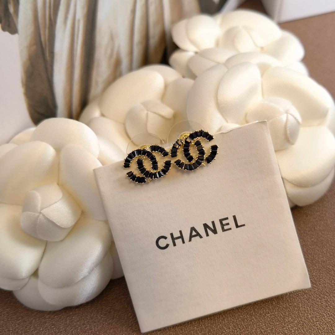 TOP CHANEL Square Black Diamond CC Earrings