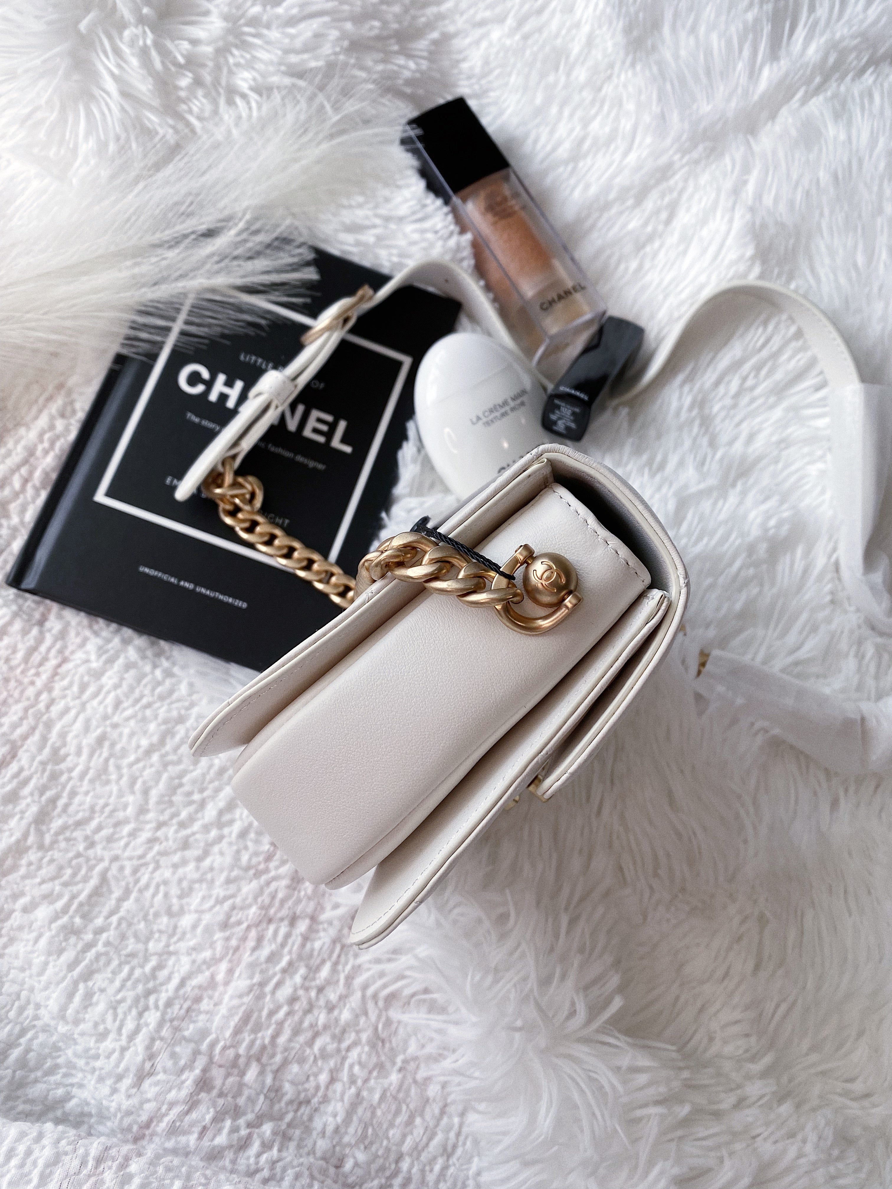 TOP CHANEL Messenger Bag Calfskin Mini - White