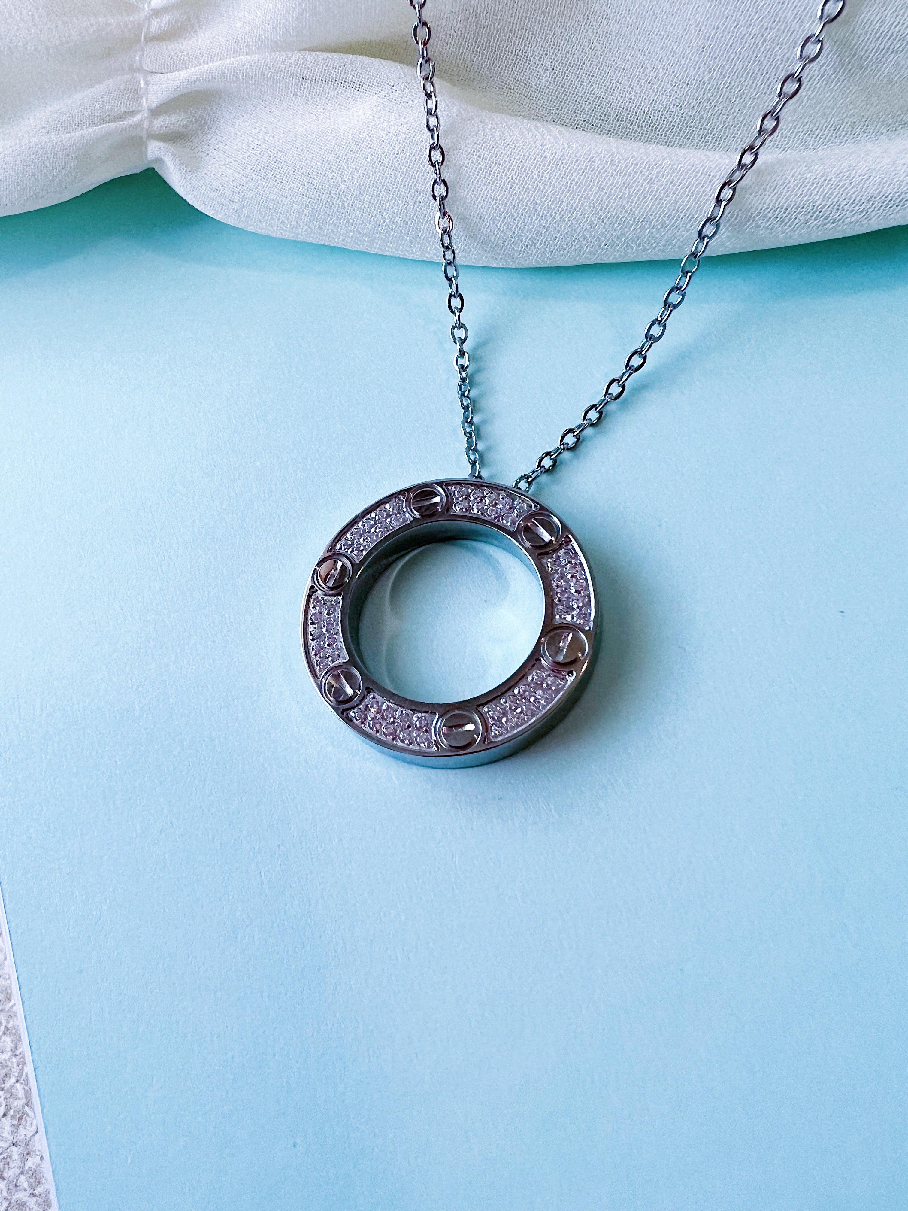 TOP Cartier Round Necklace w Stones