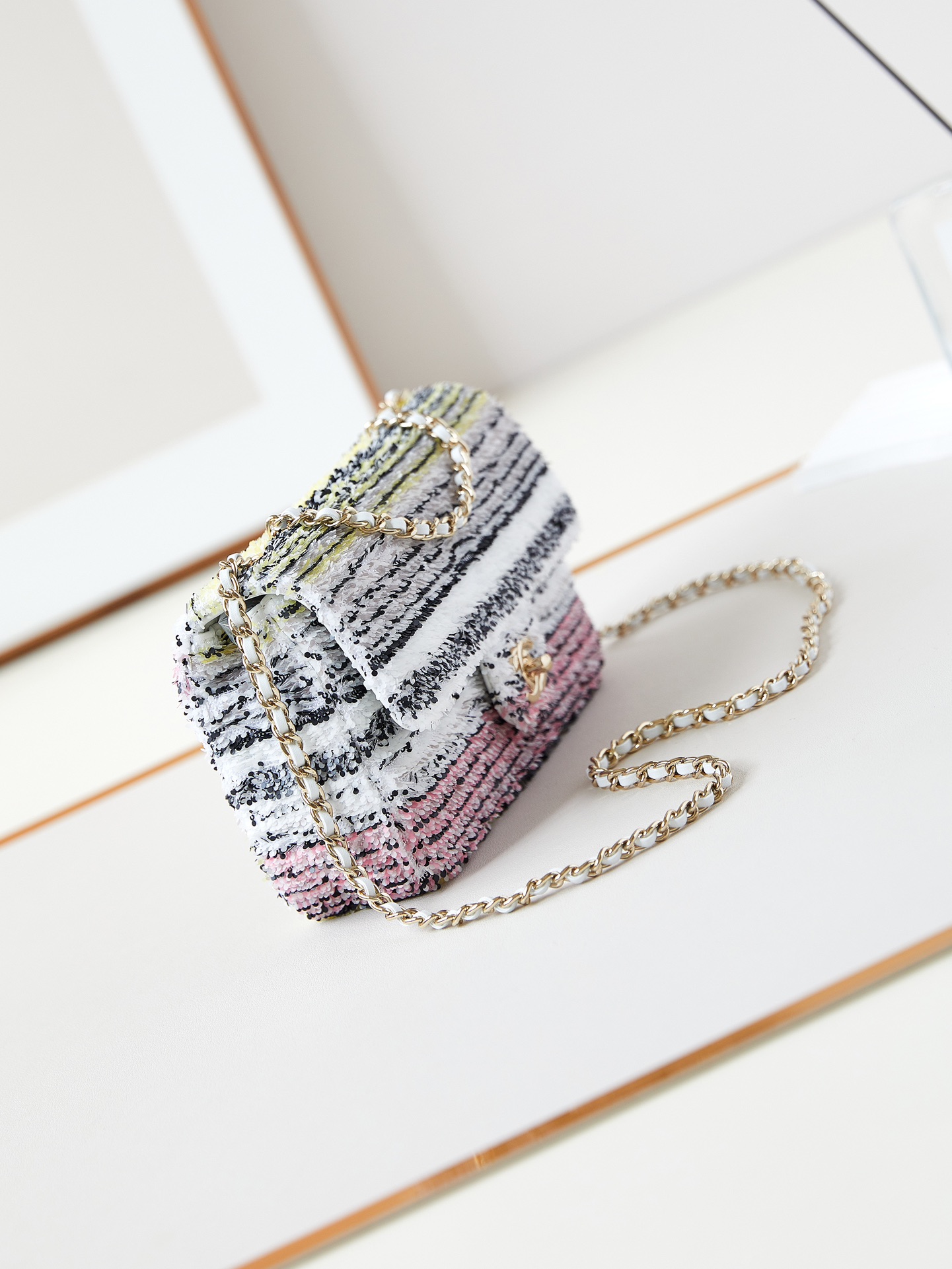 TOP CHANEL Colorful Sequins Flab Bag 14x21x8cm