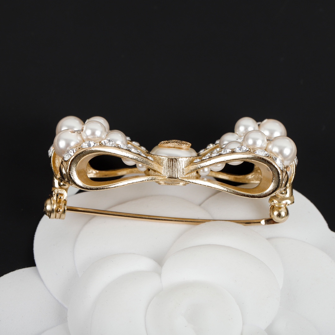 TOP CHANEL Bow Pearl Brooch