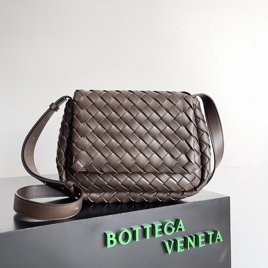 TOP Bottega Veneta BV BV Classic Braided Leather Crossbody Bag - Three Colors
