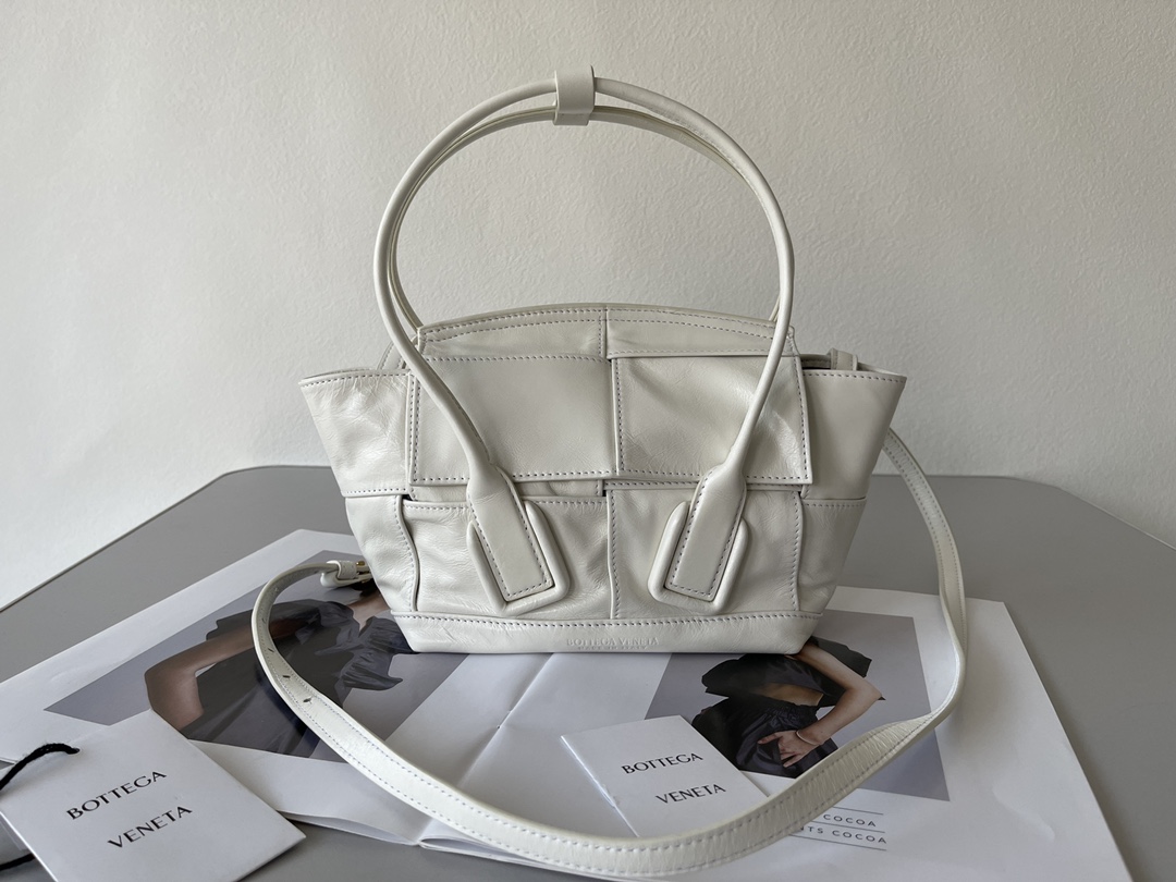 TOP Bottega Veneta BV Mini Arco Bags Wax leather - White