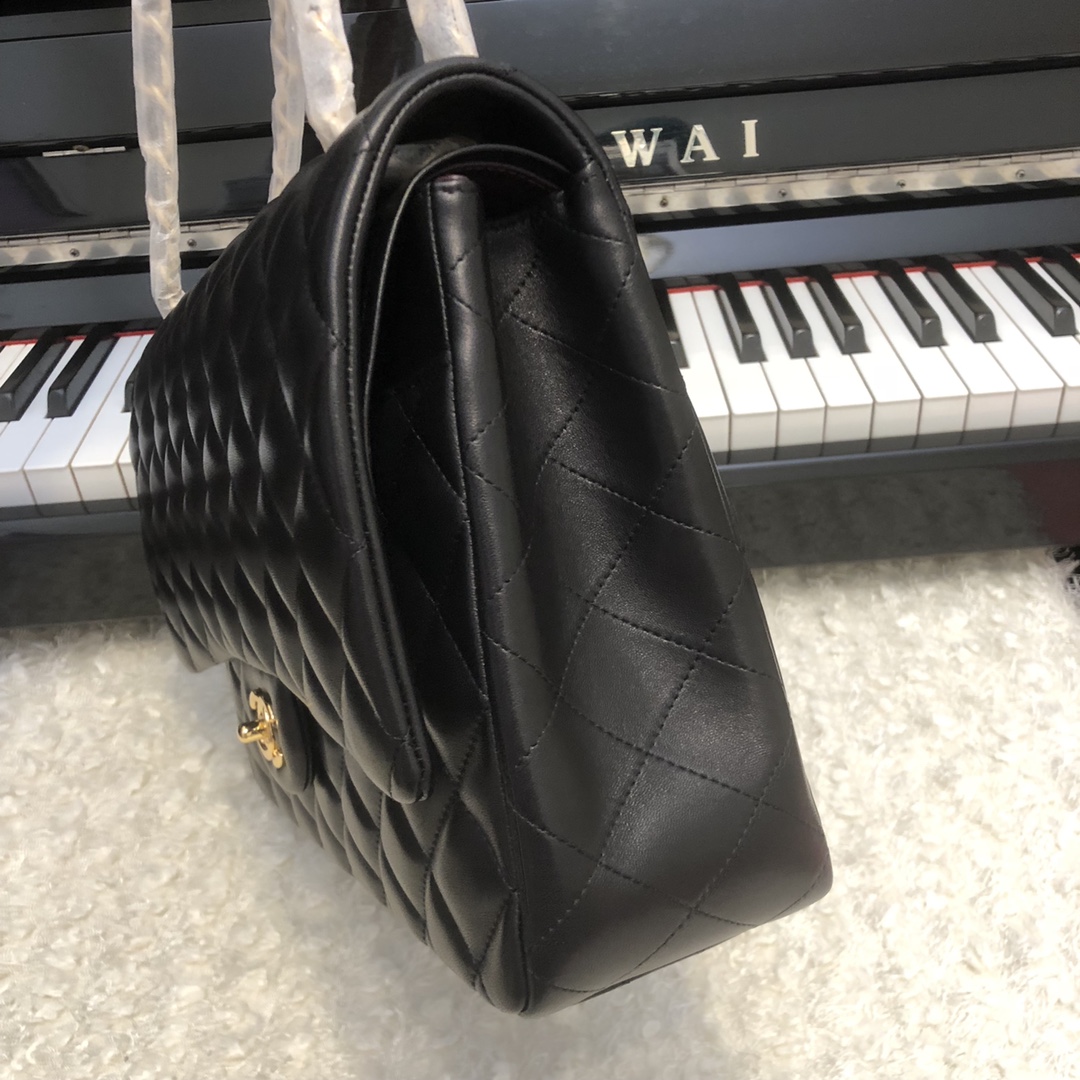 TOP CHANEL Classic Flap Bag Lambskin Max 33X20X10cm – Black & GHW