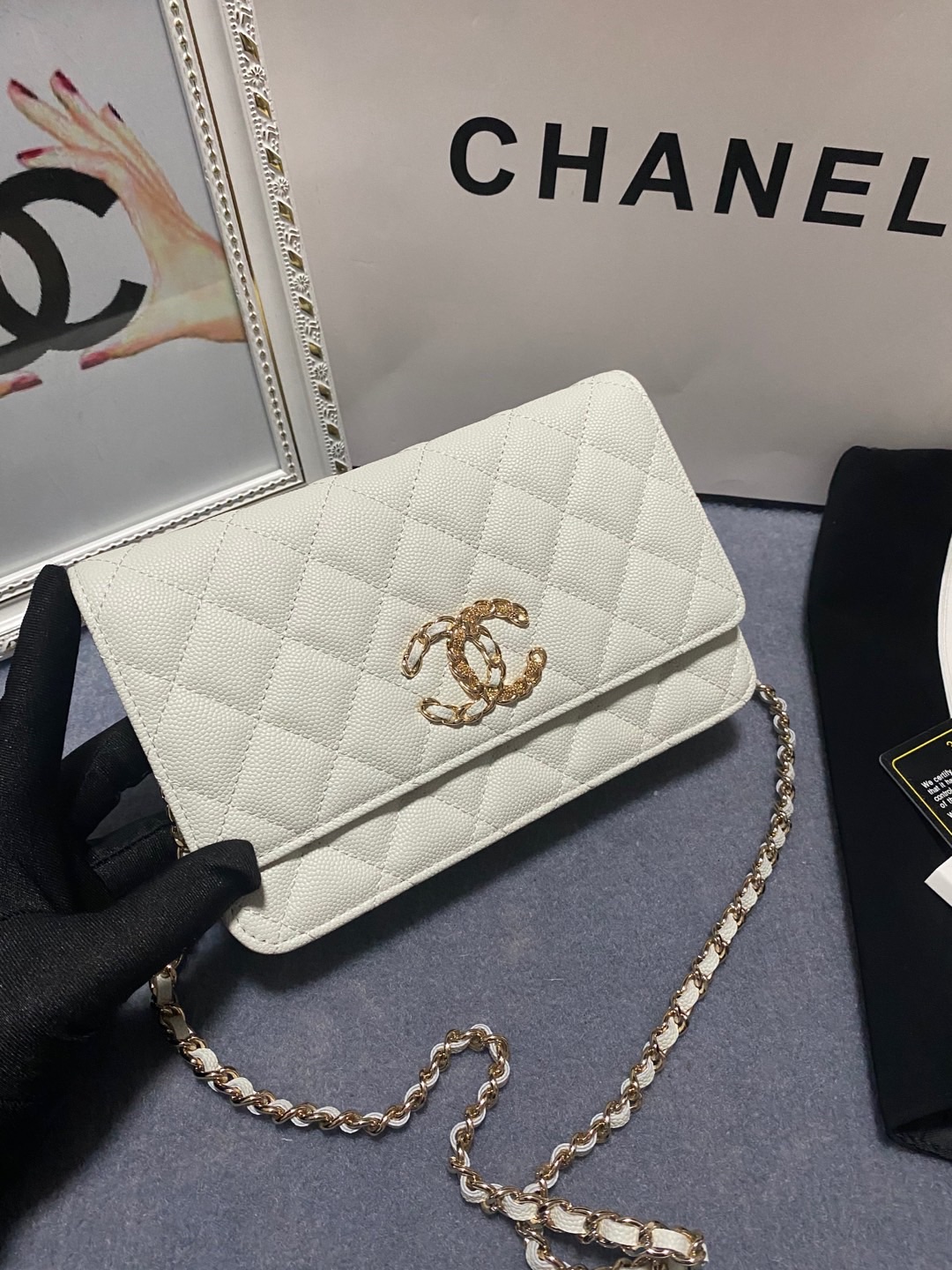 TOP CHANEL WOC Cowhide Bag 19cm - White