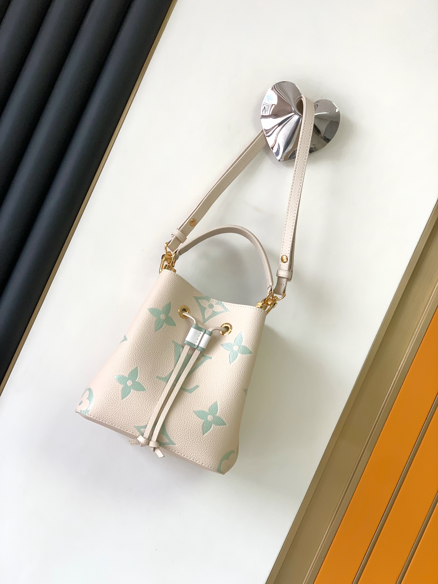 TOP Louis Vuitton LV  Cow Leather Noe Bag 20x20x13cm-White