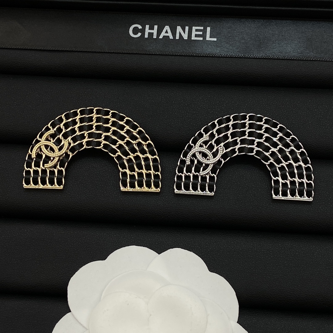 TOP CHANEL Brooch - 2 Colors