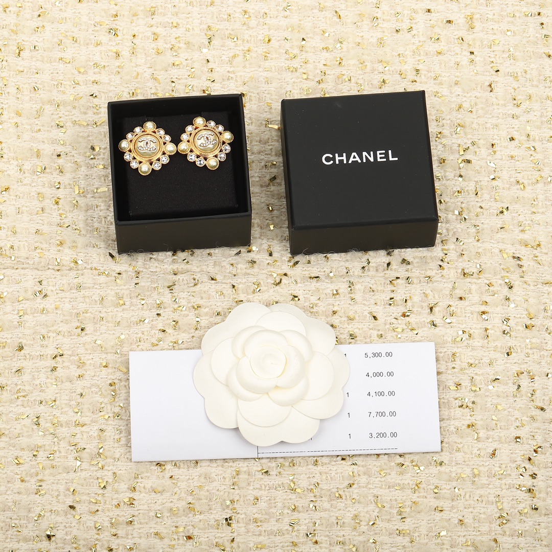 TOP CHANEL Pearl Earrings - Gold
