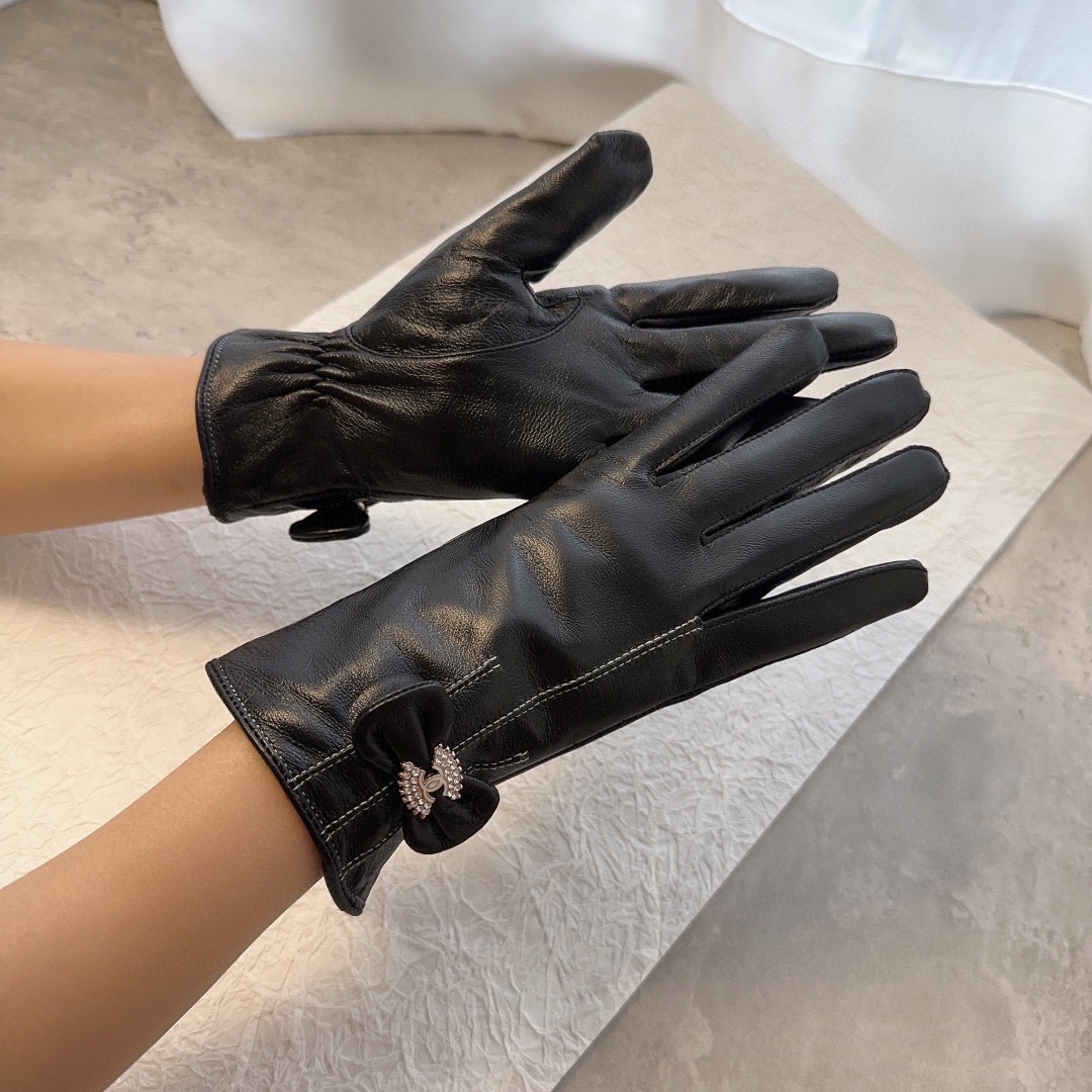 TOP CHANEL  First Grade Sheepskin Women's Gloves - Black