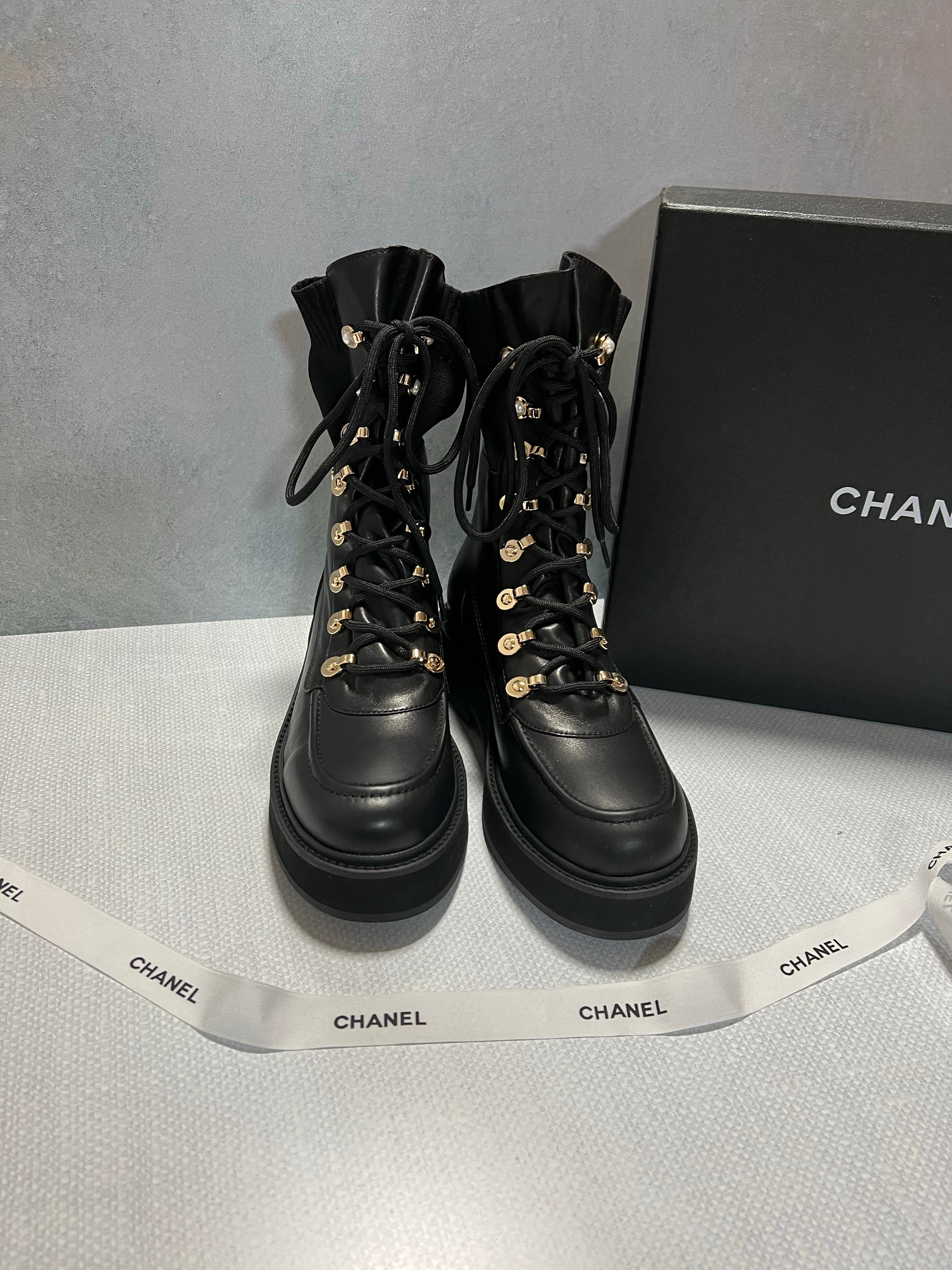 TOP CHANEL Icon Plain Toe Round Lace Up Casual Boots - Black